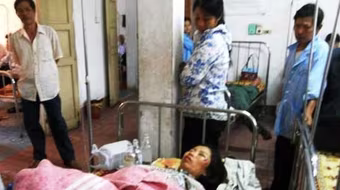 "Tặng" vợ đang mang thai 20 nhát dao